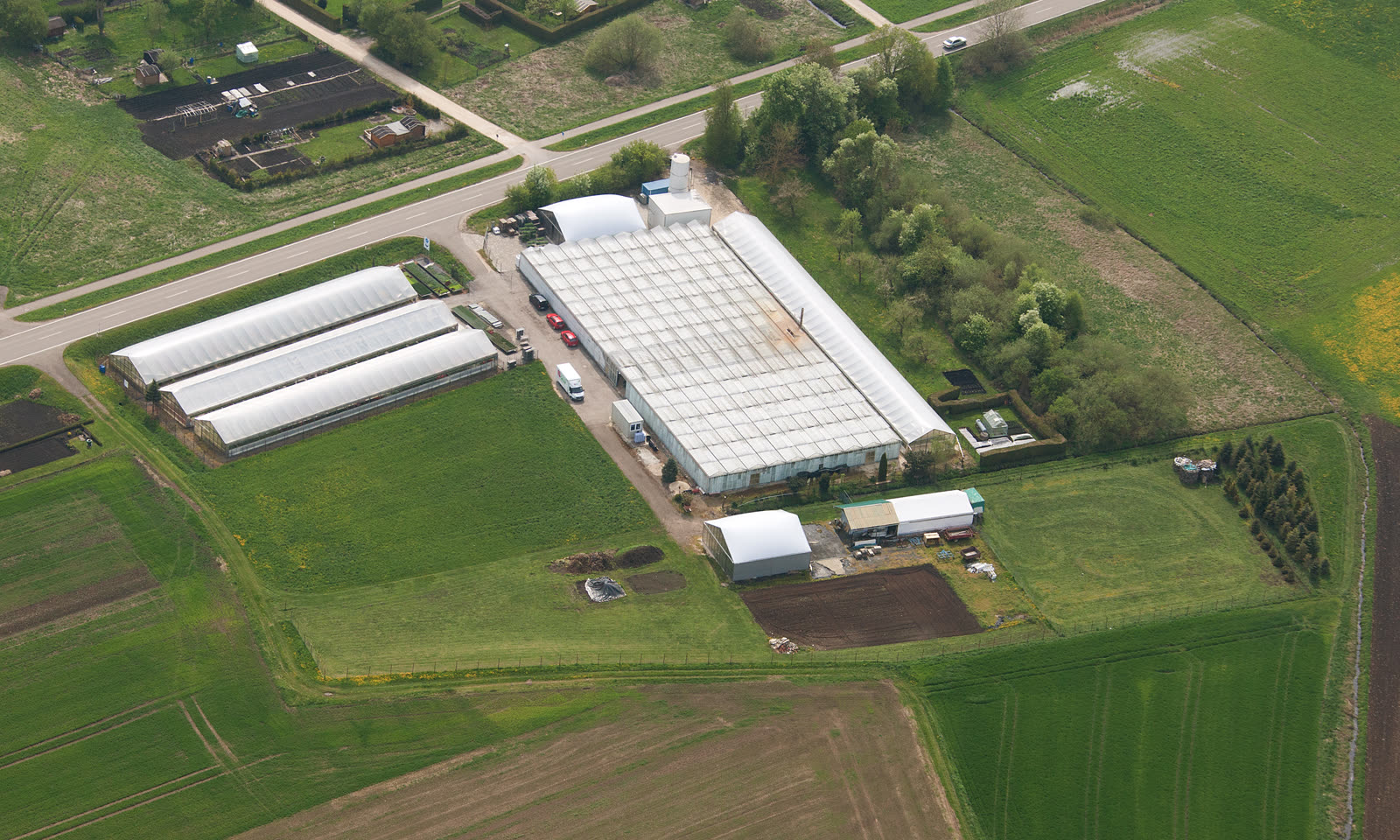 Luftbild unserer Produktion mit Gewächshäusern