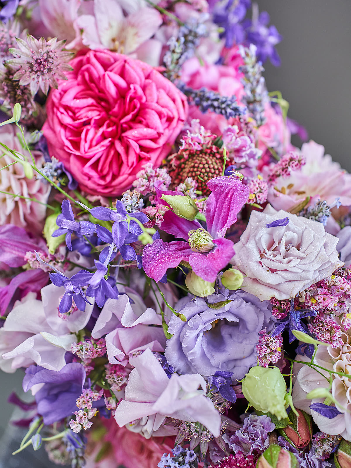 Blumenarrangement in Rosa und Lila
